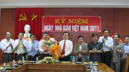 Phó bí thư TT Tỉnh ủy Đinh Xuân Việt và các đồng chí trong BTV tặng hoa chúc mừng các thầy cô giáo Trường Chính trị Trần Phú