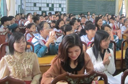 Các giáo viên và học sinh trường THCS Lê Văn Thiêm trong buổi gặp gỡ những người yêu thơ.