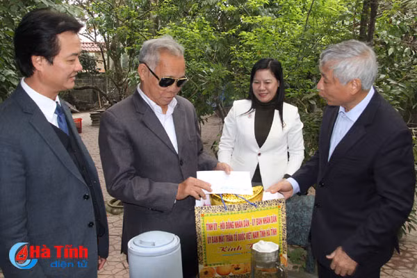 lanh dao tinh tang qua nguoi co cong gia dinh chinh sach