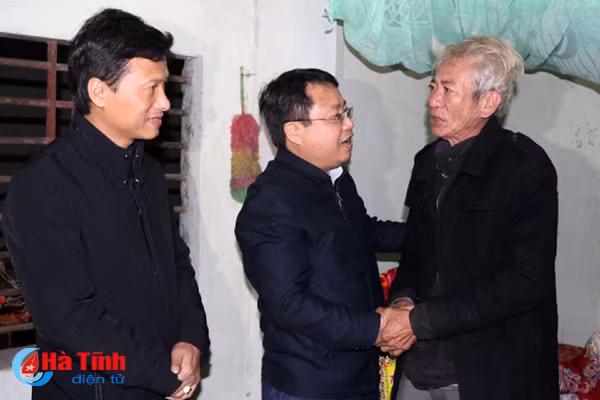 lanh dao tinh tang qua gia dinh nguoi co cong chuc tet doanh nghiep