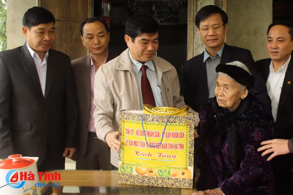 lanh dao tinh tang qua nguoi co cong gia dinh chinh sach