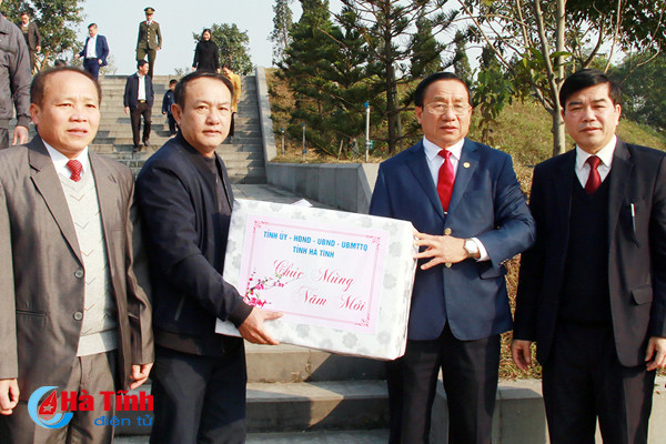 bi thu tinh uy dang huong co tong bi thu ha huy tap va dai tuong vo nguyen giap