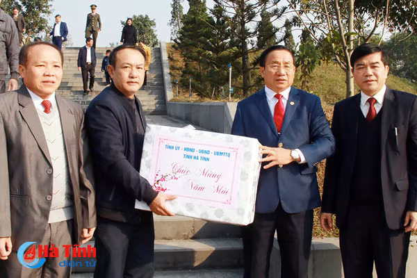 bi thu tinh uy dang huong co tong bi thu ha huy tap va dai tuong vo nguyen giap