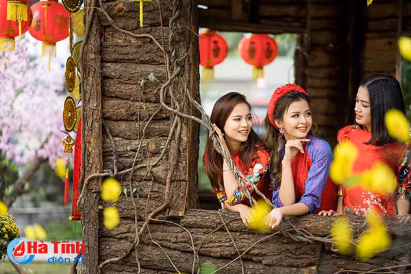 ngam thieu nu ha tinh mac ao dai truyen thong don tet co truyen