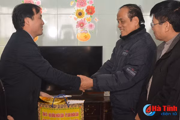 lanh dao tinh tang qua gia dinh nguoi co cong chuc tet doanh nghiep