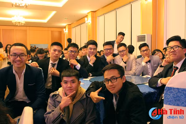 prom thpt chuyen ha tinh chung ta mai la hoang tu va cong chua