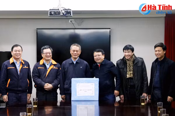 lanh dao tinh tang qua gia dinh nguoi co cong chuc tet doanh nghiep