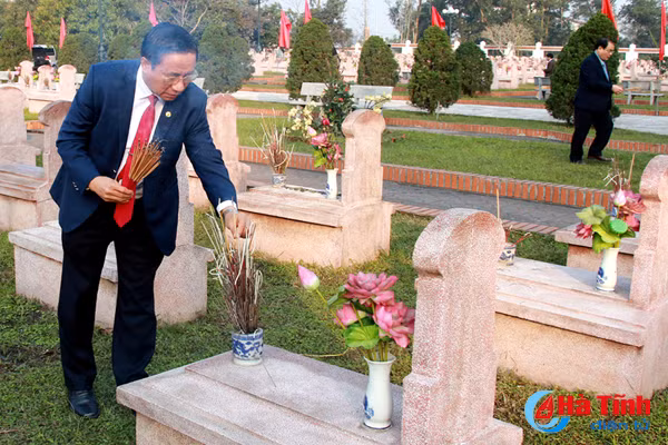 bi thu tinh uy dang huong co tong bi thu ha huy tap va dai tuong vo nguyen giap