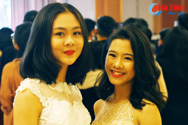 prom thpt chuyen ha tinh chung ta mai la hoang tu va cong chua