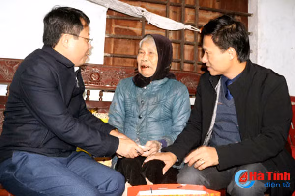 lanh dao tinh tang qua gia dinh nguoi co cong chuc tet doanh nghiep