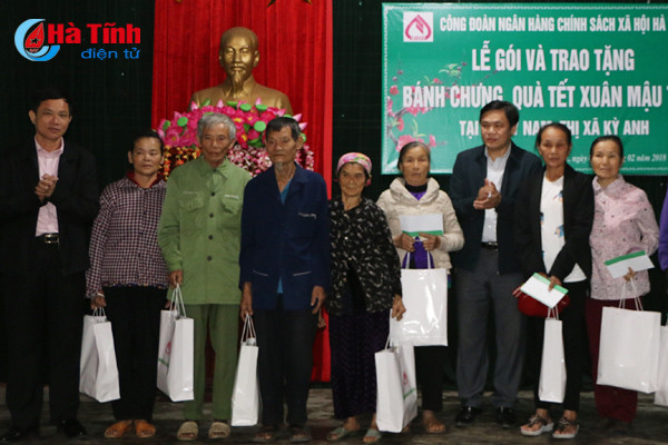ngan hang csxh ha tinh goi 300 banh chung tang nguoi ngheo