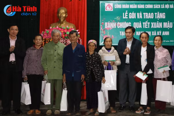 ngan hang csxh ha tinh goi 300 banh chung tang nguoi ngheo