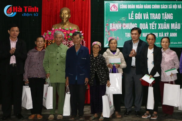 ngan hang csxh ha tinh goi 300 banh chung tang nguoi ngheo