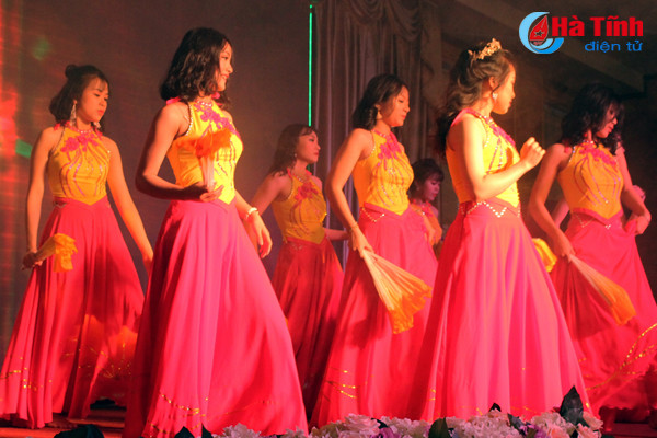 prom thpt chuyen ha tinh chung ta mai la hoang tu va cong chua