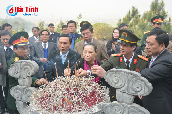 lanh dao ha tinh dang huong tai nghia trang liet sy nam va cac khu di tich