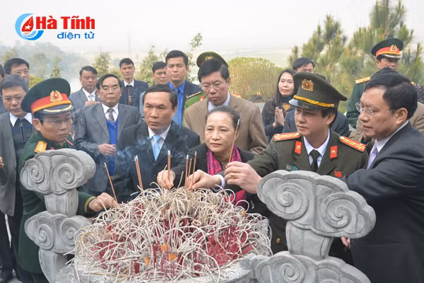 lanh dao ha tinh dang huong tai nghia trang liet sy nam va cac khu di tich