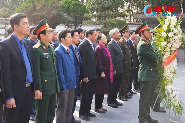 lanh dao ha tinh dang huong tai nghia trang liet sy nam va cac khu di tich