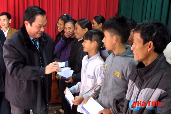 lanh dao cac nganh chuc tet ho ngheo gia dinh chinh sach