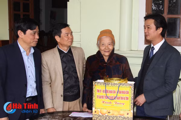 lanh dao tinh tang qua nguoi co cong gia dinh chinh sach