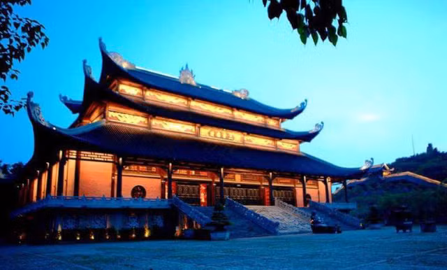 ngoi chua lon nhat viet nam dep lung linh huyen ao ve dem