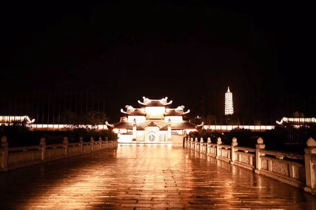 ngoi chua lon nhat viet nam dep lung linh huyen ao ve dem