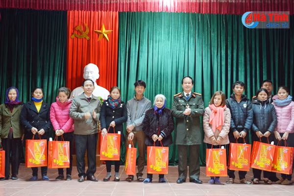 lanh dao cac nganh chuc tet ho ngheo gia dinh chinh sach