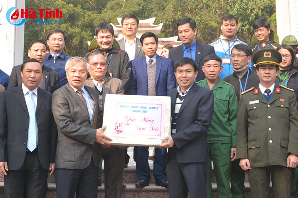 lanh dao ha tinh dang huong tai nghia trang liet sy nam va cac khu di tich