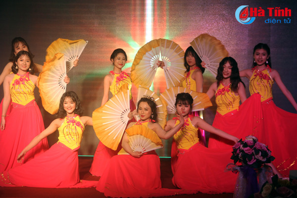 prom thpt chuyen ha tinh chung ta mai la hoang tu va cong chua