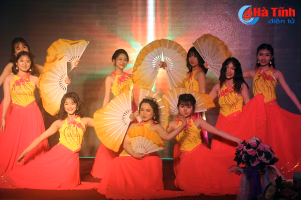 prom thpt chuyen ha tinh chung ta mai la hoang tu va cong chua