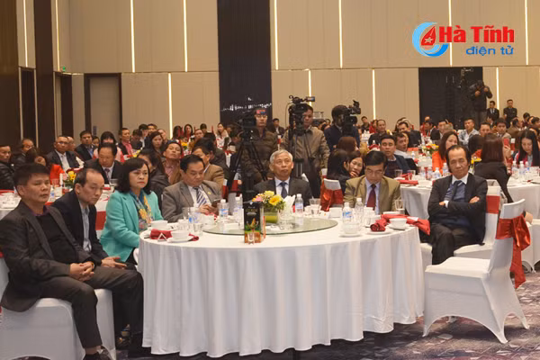 nguoi ha tinh o nuoc ngoai la bo phan khong tach roi voi que huong