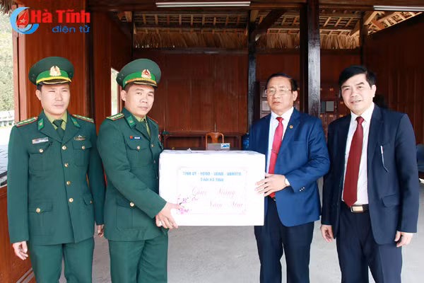 bi thu tinh uy dang huong co tong bi thu ha huy tap va dai tuong vo nguyen giap