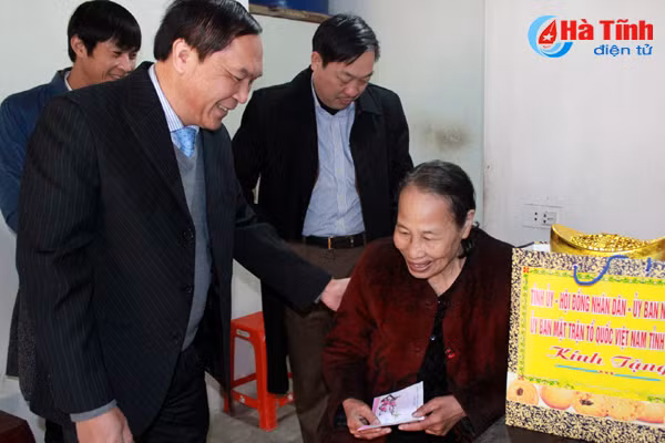 lanh dao tinh tang qua tet cac gia dinh chinh sach nguoi co cong