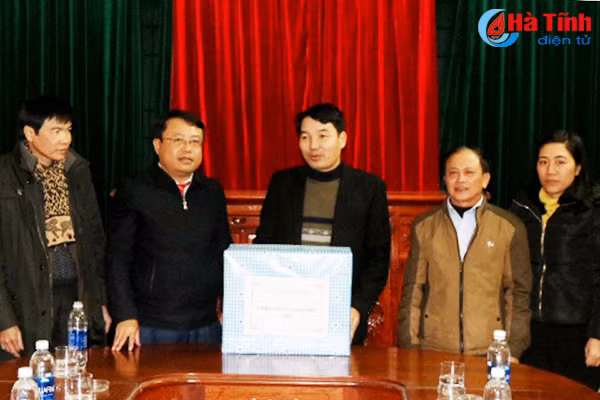 lanh dao tinh tang qua gia dinh nguoi co cong chuc tet doanh nghiep