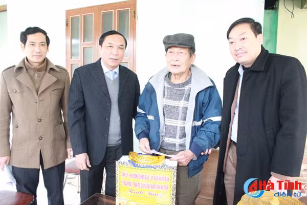 lanh dao tinh tang qua tet cac gia dinh chinh sach nguoi co cong