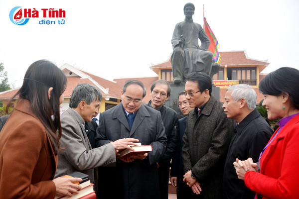 bi thu thanh uy tp ho chi minh dang huong tai dong loc va khu luu niem nguyen du