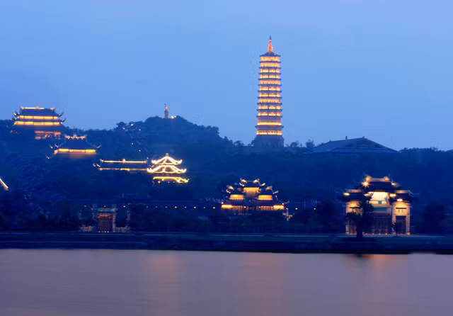 ngoi chua lon nhat viet nam dep lung linh huyen ao ve dem