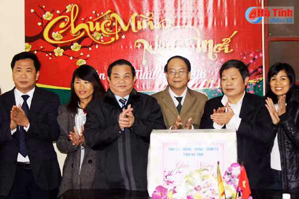 lanh dao cac nganh chuc tet ho ngheo gia dinh chinh sach