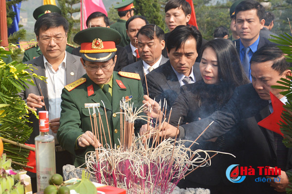 lanh dao ha tinh dang huong tai nghia trang liet sy nam va cac khu di tich