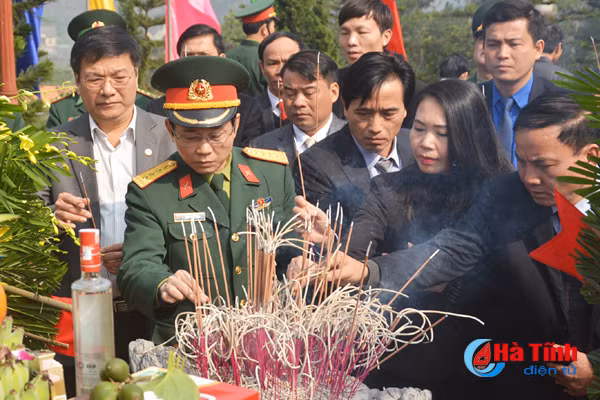 lanh dao ha tinh dang huong tai nghia trang liet sy nam va cac khu di tich