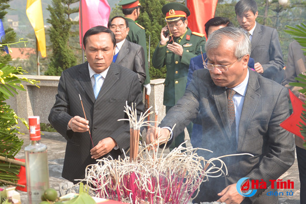 lanh dao ha tinh dang huong tai nghia trang liet sy nam va cac khu di tich
