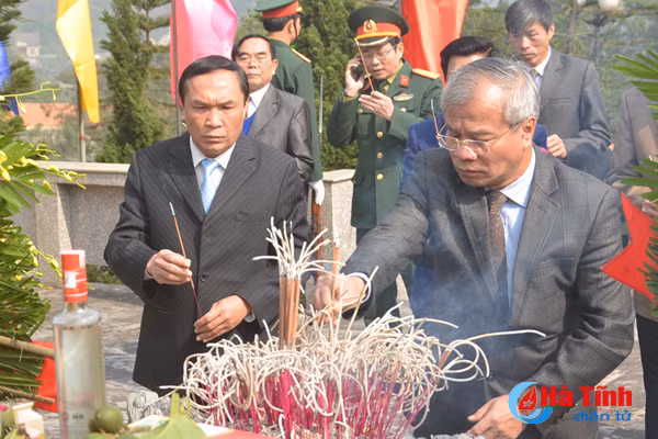 lanh dao ha tinh dang huong tai nghia trang liet sy nam va cac khu di tich