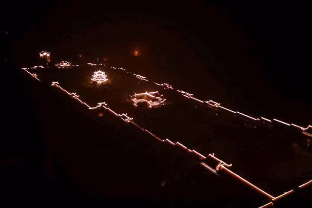 ngoi chua lon nhat viet nam dep lung linh huyen ao ve dem