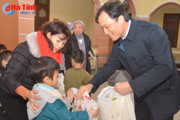 lanh dao tinh tang qua gia dinh nguoi co cong chuc tet doanh nghiep