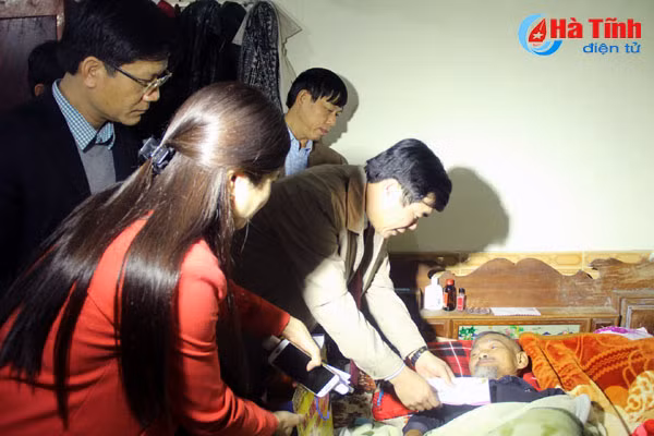 lanh dao tinh tang qua nguoi co cong gia dinh chinh sach