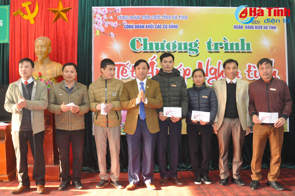 tet am ap nghia tinh voi cac cu gia o trung tam bao tro xa hoi ha tinh