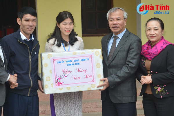 lanh dao ha tinh dang huong tai nghia trang liet sy nam va cac khu di tich