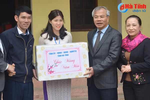 lanh dao ha tinh dang huong tai nghia trang liet sy nam va cac khu di tich