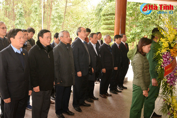 bi thu thanh uy tp ho chi minh dang huong tai dong loc va khu luu niem nguyen du