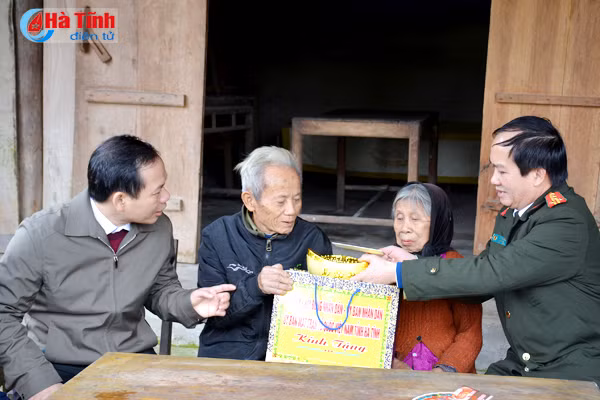 lanh dao cac nganh chuc tet ho ngheo gia dinh chinh sach