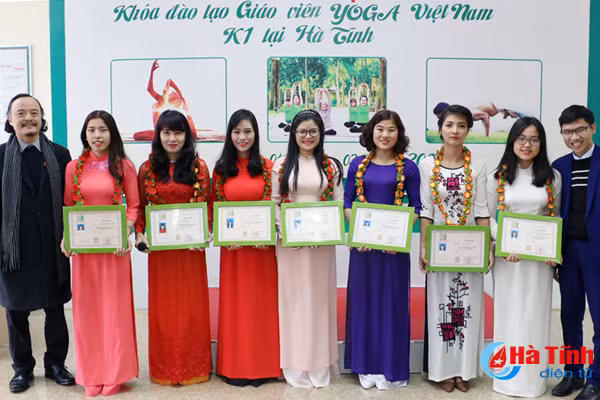 ha tinh co 8 giao vien yoga duoc cap bang tot nghiep
